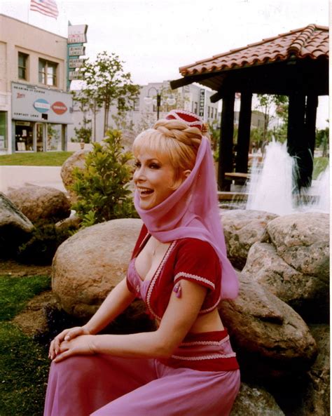 BARBARA EDEN “I DREAM OF JEANNIE” NUDE SEX SCENE。